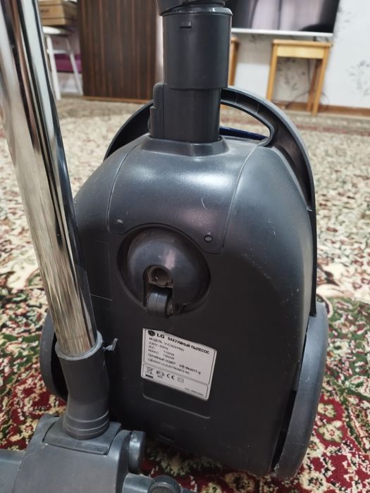 Пылесос от LG синего цвета