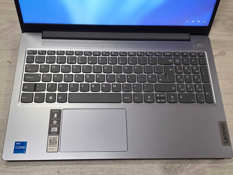 Lenovo IdeaPad Slim 3 15IAH8 / 8GB RAM / i5-1245H / 512GB SSD