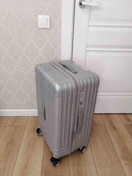 Продам средний чемодан