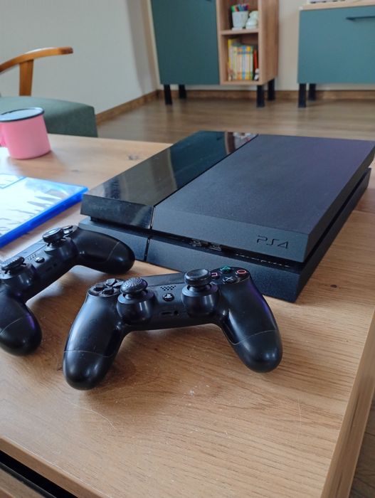 Playstation 4 с два джойстика и 4 игри