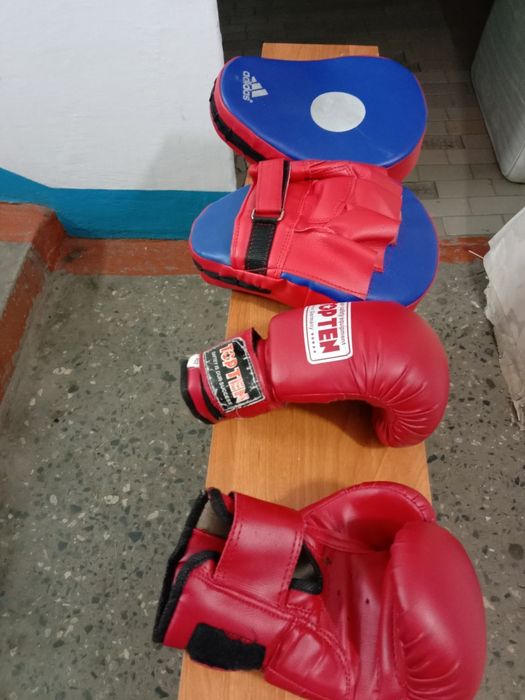 Продам комплект перчаток для боевых искусств
