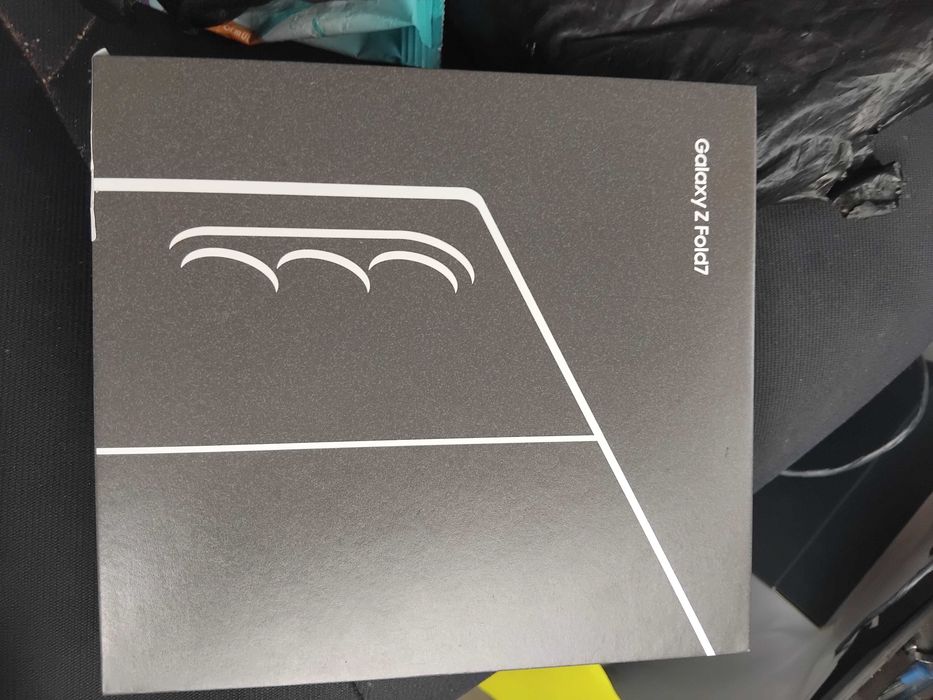 Продавам самсунг zfold 7неразпечатан закупен на 04.06