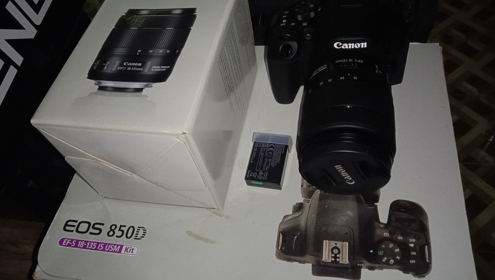 Canon 850 D. EOS