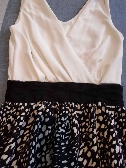 Рокля бяло и черно