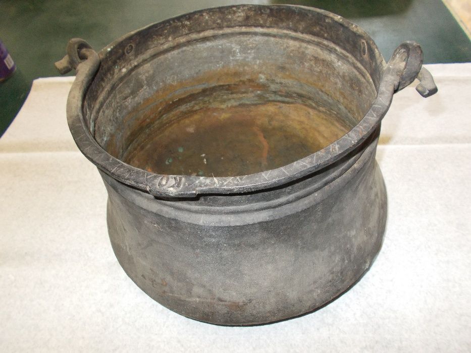 Стари предмети за огнище - верига , държач , котел