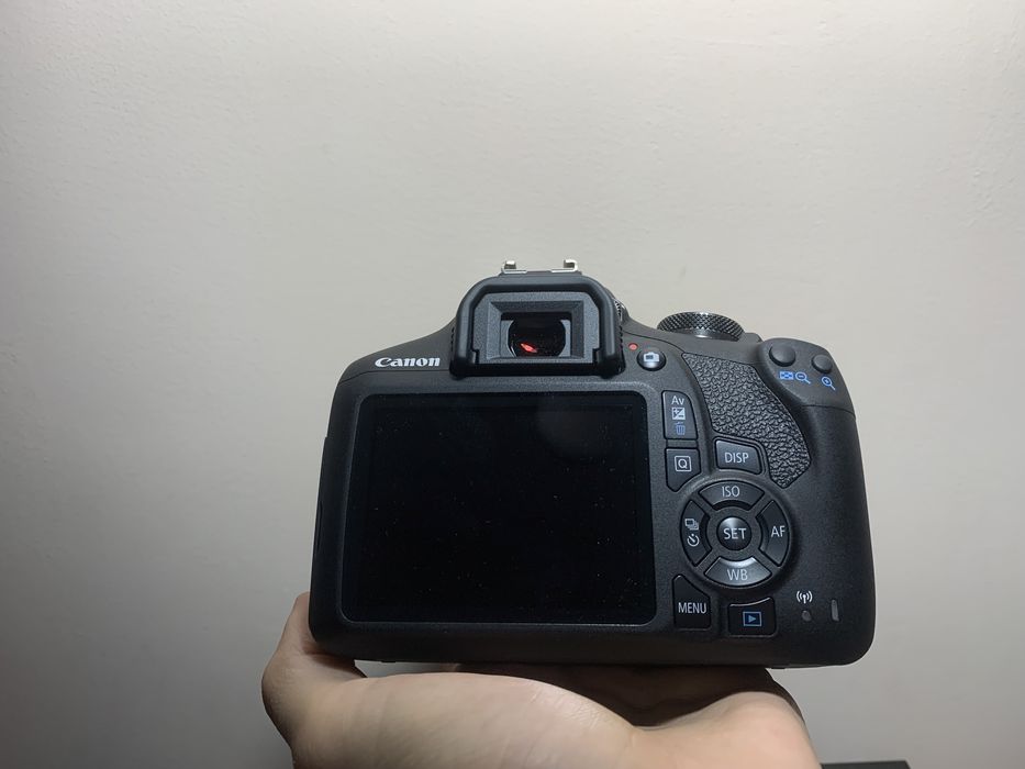 Камера Canon EOS 2000D Kit EF-S 18-55 IS II черный