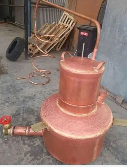 vând cazan la 130 litri cu fondul de trei pereții de 2 capacul de 1,5 descărcător încărcător învârtitor din capac