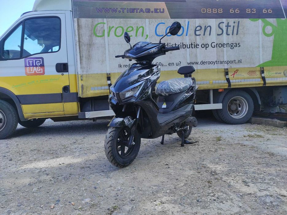 Електрически скутер черен модел ZB-S 2000W с регистрация в КАТ