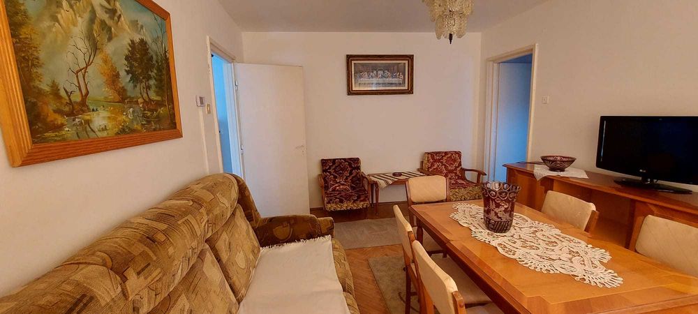 Ofer spre vânzare un apartament semidecomandat, situat la etajul 3 al unui bloc din Turda, județul Cluj.