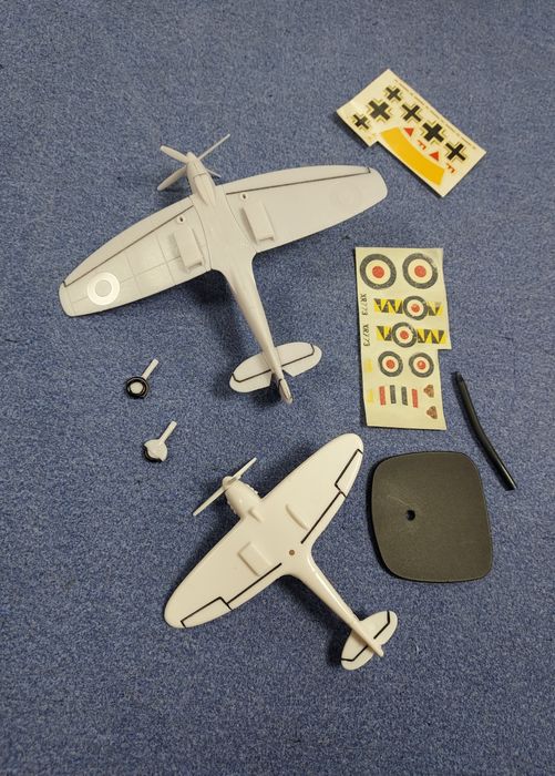 Machete avioane Spitfire WW II-Revell si decaluri-jucarii, colectie