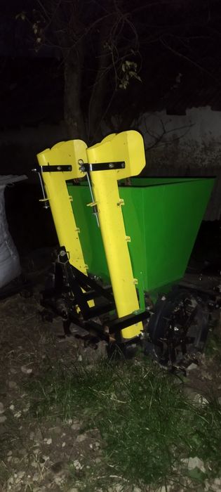 Vând masină plantat cartofi 2 rânduri