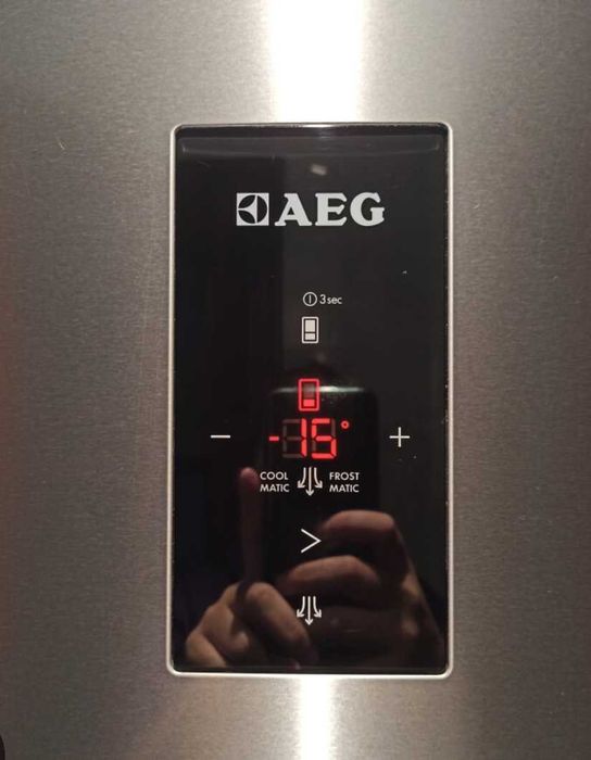 хладилник с фризер е модел AEG S83920cmxf