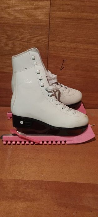 Коньки фигурные  продам