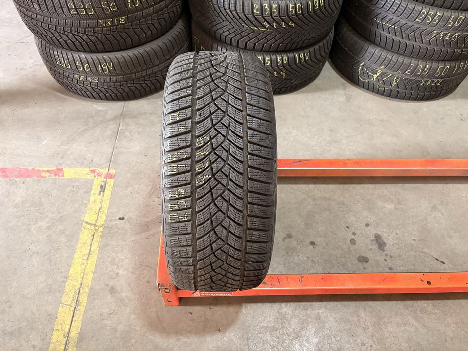 Anvelope iarna 235/45/17 GoodYear UltraGrip Performance 235 45 17 R 17