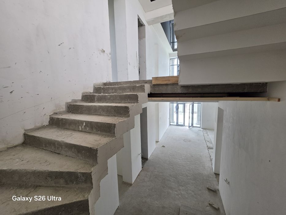 Xovli uy sotiladi 3 kavatlik vaengarden savxoz