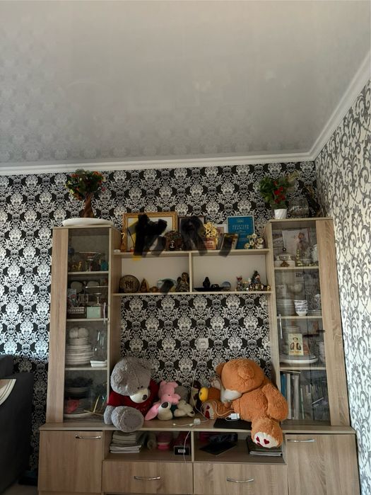 Стенка для посуд и фотографий