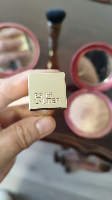 Червило Estee lauder , пудра и бронзант и четка Kiko Milano.