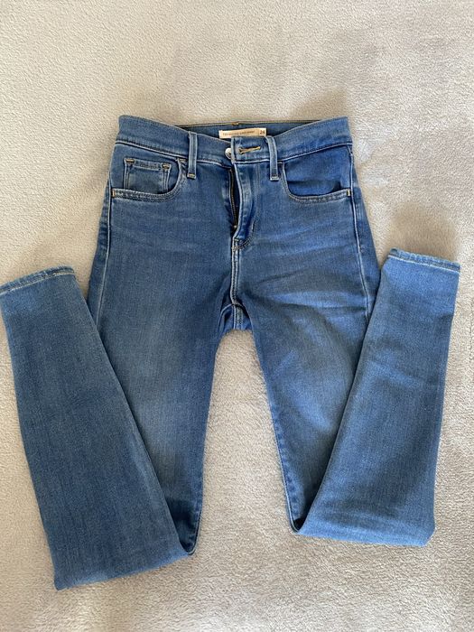 Blugi cu talie înaltă Levi’s