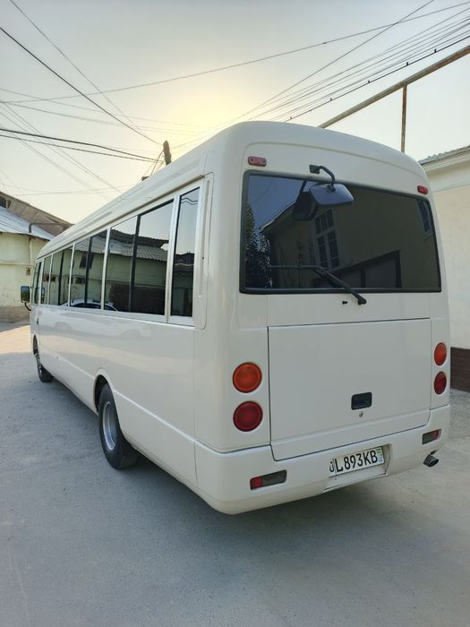 Mitsubishi rosa avtobus