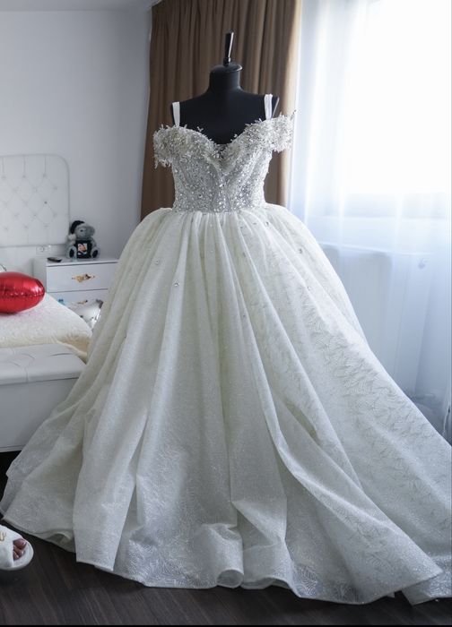 Rochie de mireasa cu trena , stil printesa