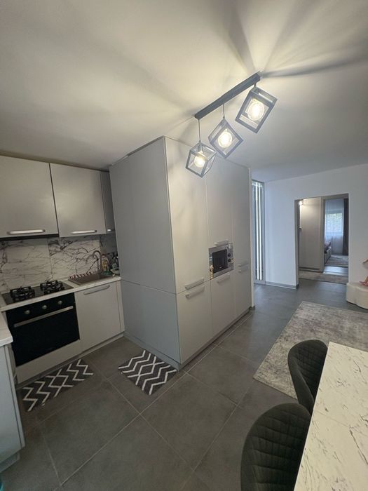 Schimb apartament 4 camere, 100 mp, renovat complet + boxă 50 mp, cu casă
