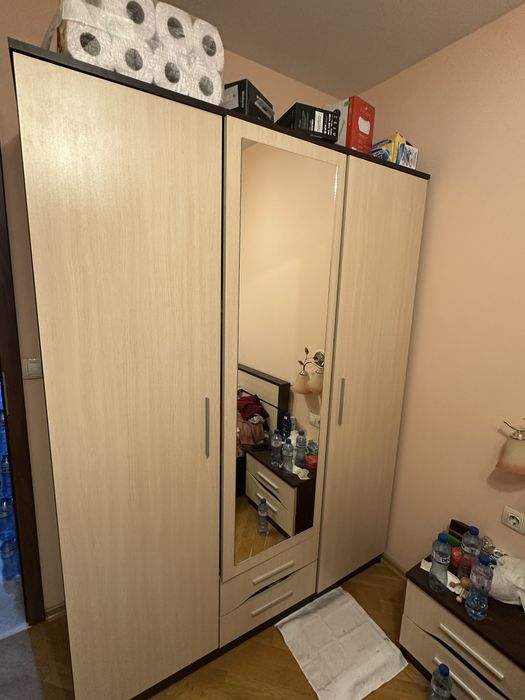 Гардероб трикрилен и спаня, нощни шкафчета, скрин и матрак