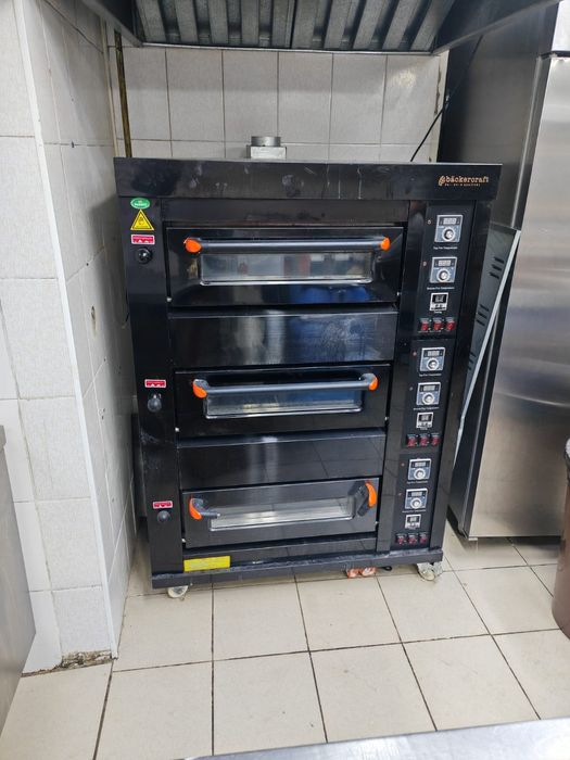 Продаем жарочный печь 380 в