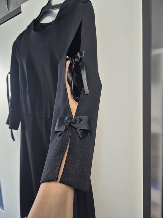 Елегантна черна рокля с мотив на ръкавите