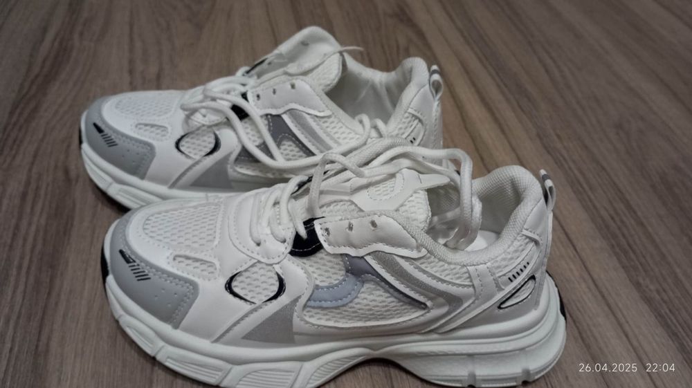 Спортивные кроссовки