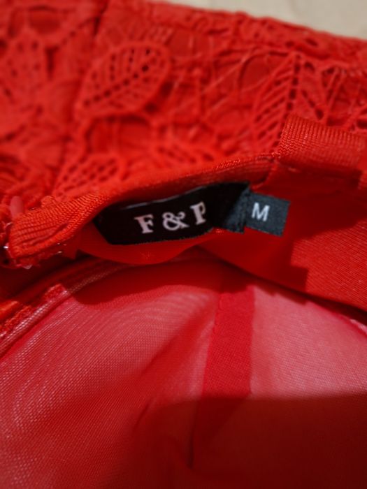 Продавам дантелена рокля