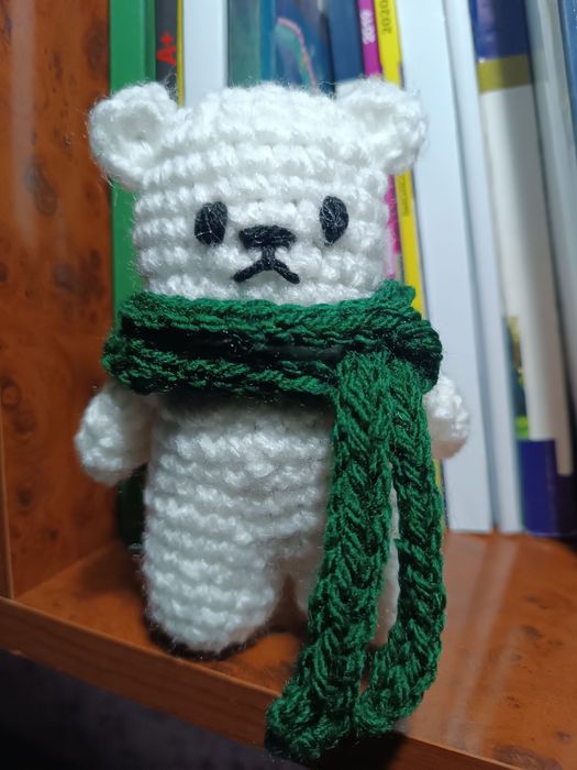 Вязанная игрушка белый медведь БиБи