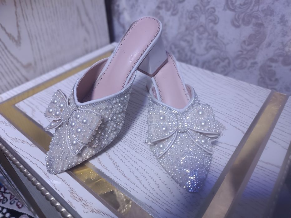 O‘ttiz yoshlardagi yalang‘och ayol