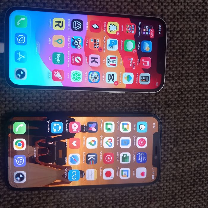 Iphone 12.       Тъмно син  и бял