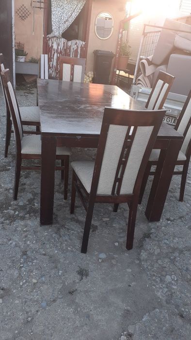 Masă extensibilă din lemn,cu 6 scaune