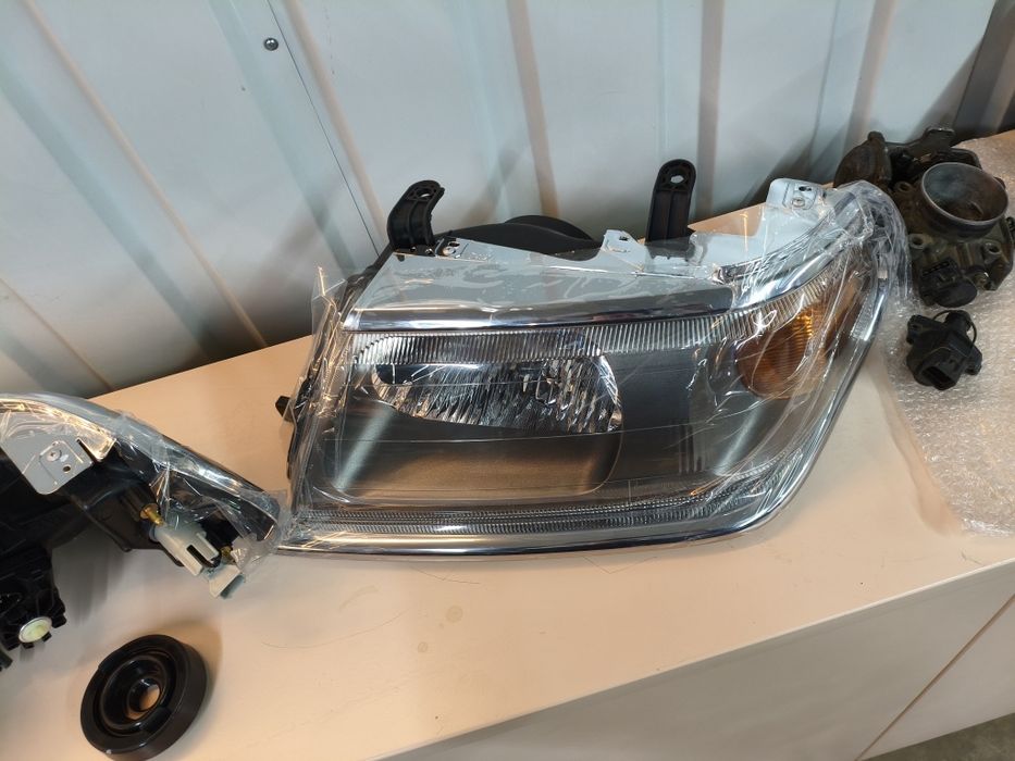 Фары Mitsubishi Montero Sport