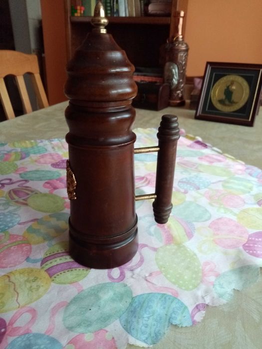 Стара мелничка с позлатен герб, Италия, 1960 г.