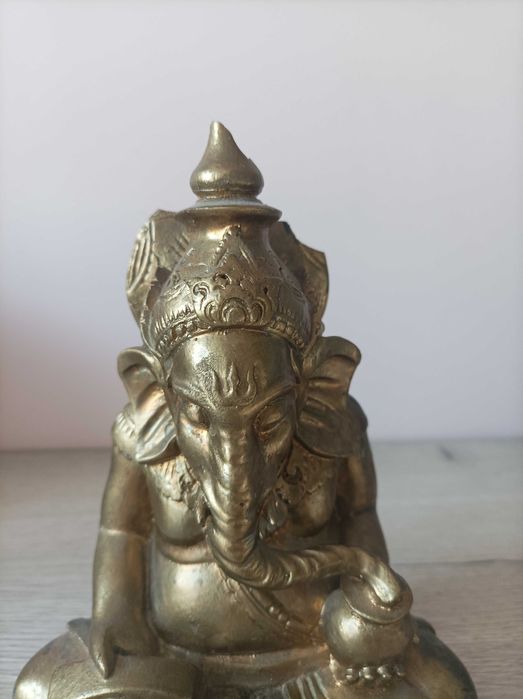 Статуя на Ганеша, с една отчупена част