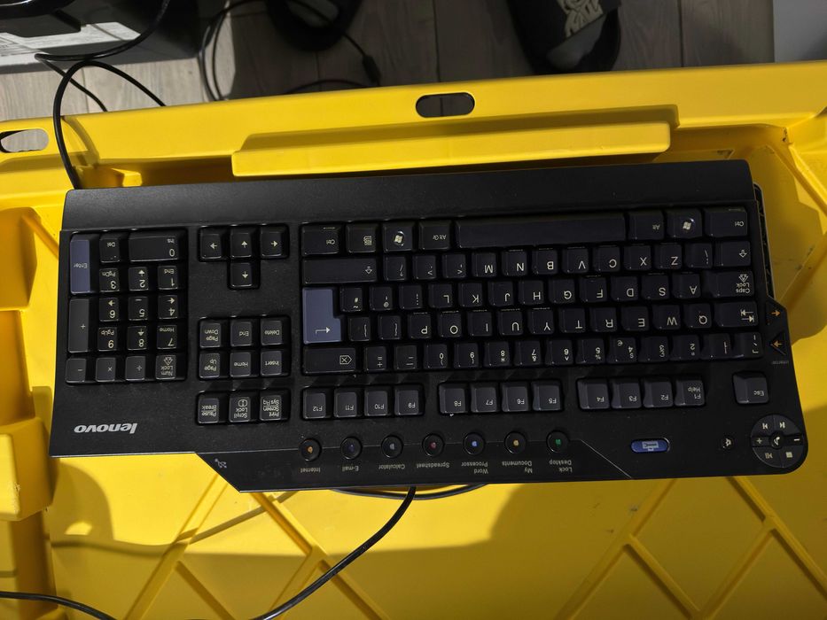 tastaturi old school si docking station