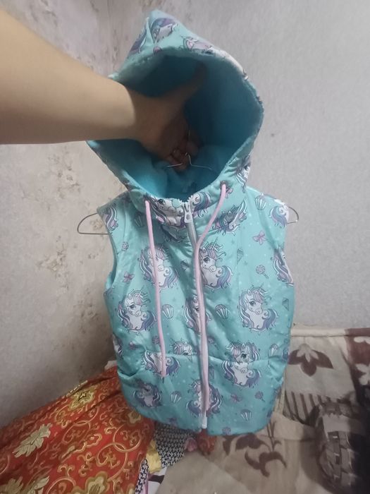 Вещи для девочки ,джинцы,жилетки