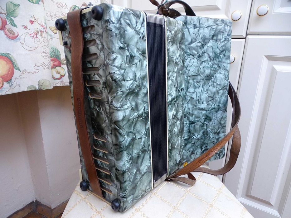 Много запазен стар акордеон Велтмайстер 80 баса