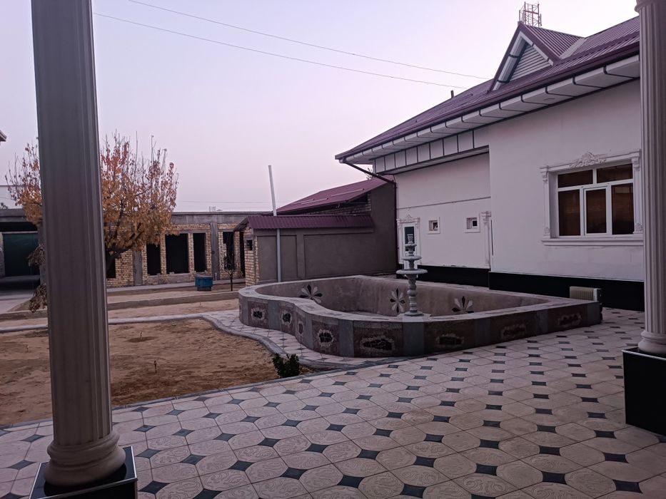 Uy sotiladi 4 ta books bilan