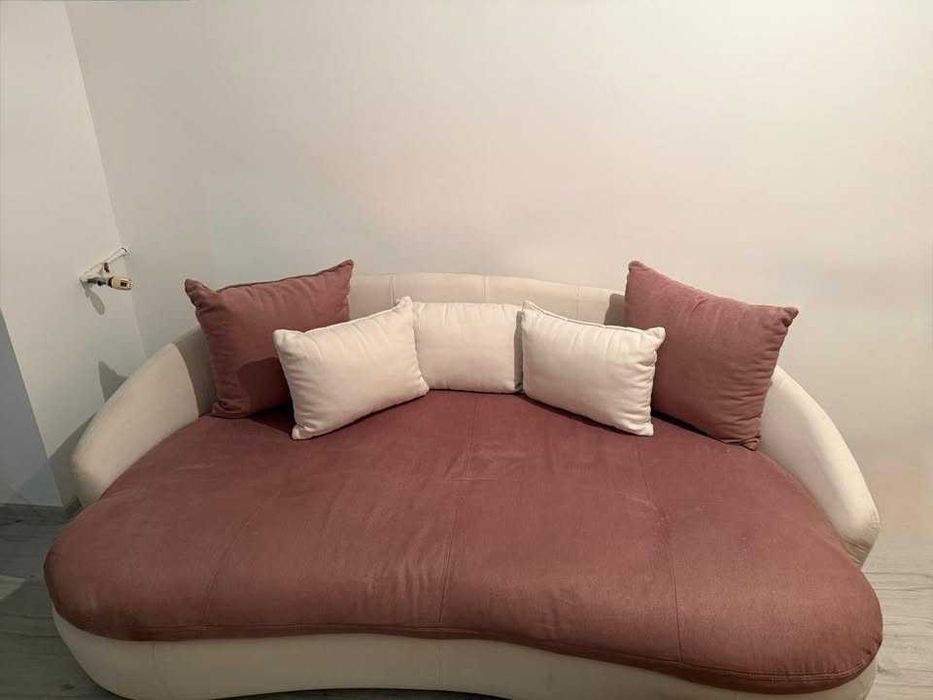 Canapea , design modern, culoarea alb cu roz pudrat, dimensiune 2,30 m