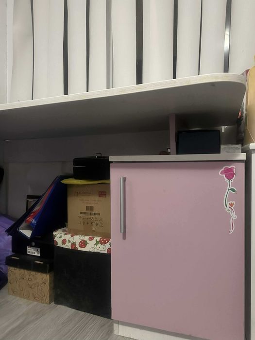 Мебели за детска стая. Легло с механизъм и матрак. Бюро с контейнер.