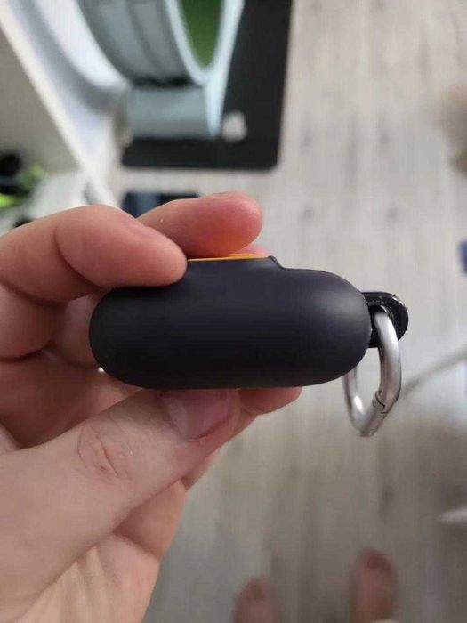 AirPods Pro 3 оригинал + чехол Spigen с карабином