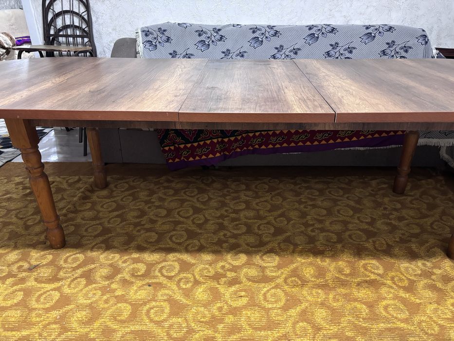 Кухонный стол для большой семьи.