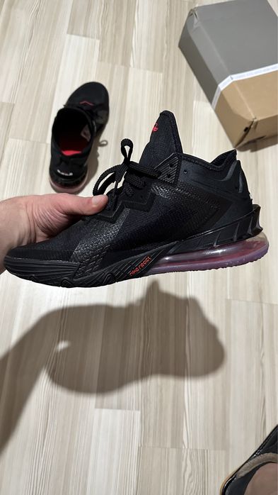 Vand adidasi Nike Lebron  XVIII LOW 45 negru cu rosu.