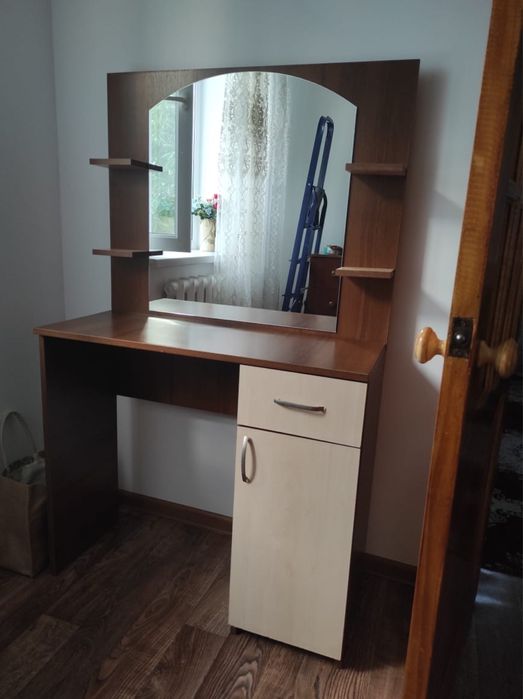 Продам зеркальный шкаф