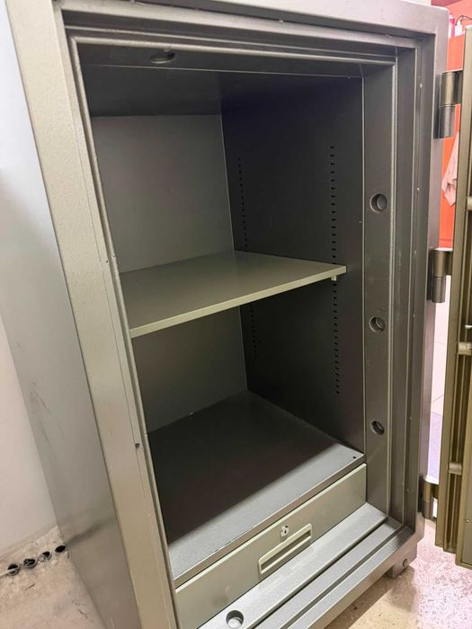 Продам большой сейф