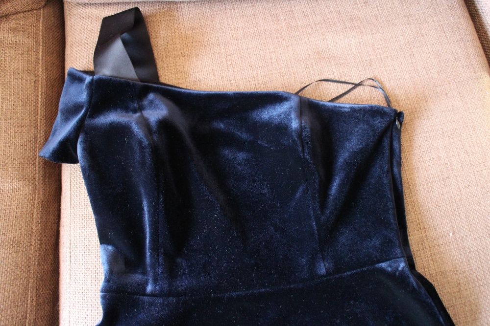 Дизайнерска черна рокля от кадифе с едно рамо