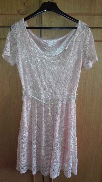 Рокля от дантела с колан